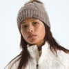 Damen-Beanie mit Oh Mega-Pelzbommel Damen-Beanie mit Oh Mega-Pelzbommel