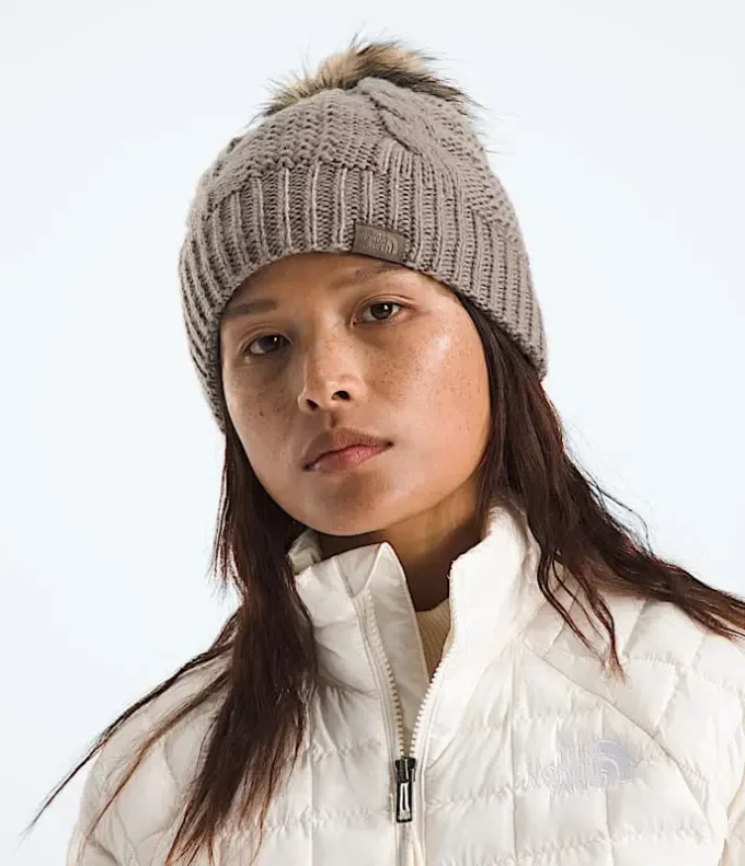 Damen-Beanie mit Oh Mega-Pelzbommel Damen-Beanie mit Oh Mega-Pelzbommel