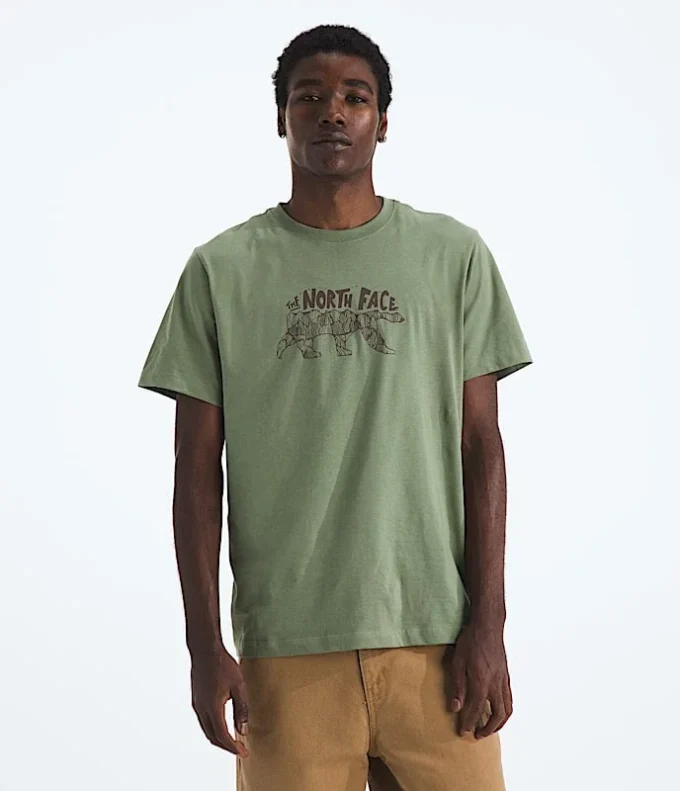 Herren-T-Shirt Evolution TNF™ Bear mit kurzen Ärmeln – Grafik Herren-T-Shirt Evolution TNF™ Bear mit kurzen Ärmeln – Grafik
