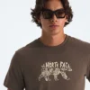 Herren-T-Shirt Evolution TNF™ Bear mit kurzen Ärmeln – Grafik Herren-T-Shirt Evolution TNF™ Bear mit kurzen Ärmeln – Grafik