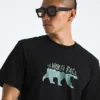 Herren-T-Shirt Evolution TNF™ Bear mit kurzen Ärmeln – Grafik Herren-T-Shirt Evolution TNF™ Bear mit kurzen Ärmeln – Grafik