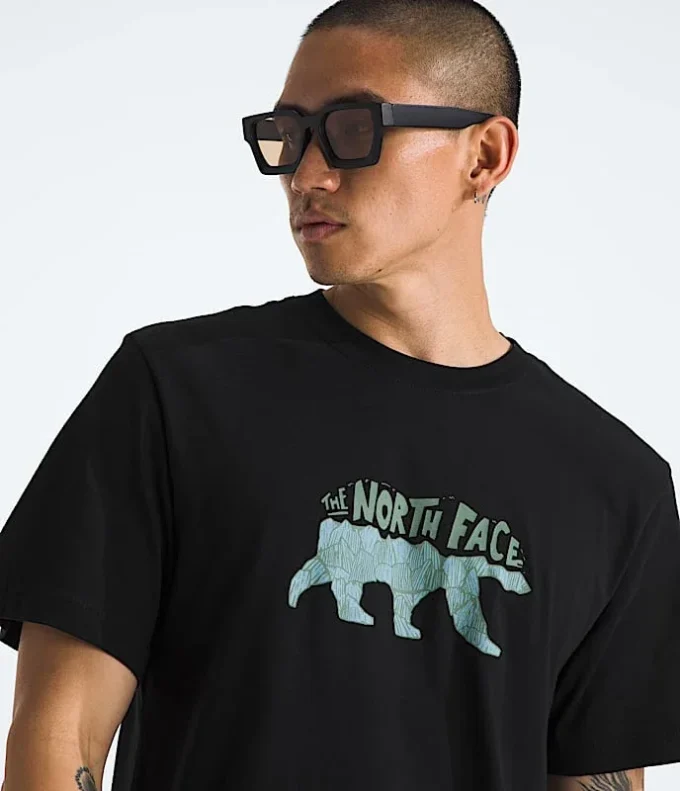 Herren-T-Shirt Evolution TNF™ Bear mit kurzen Ärmeln – Grafik Herren-T-Shirt Evolution TNF™ Bear mit kurzen Ärmeln – Grafik