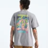 Herren-T-Shirt mit kurzen Ärmeln aus der TNF™ Essential Expedition-Serie – Grafik Herren-T-Shirt mit kurzen Ärmeln aus der TNF™ Essential Expedition-Serie – Grafik