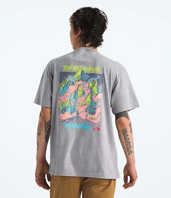 Herren-T-Shirt mit kurzen Ärmeln aus der TNF™ Essential Expedition-Serie – Grafik Herren-T-Shirt mit kurzen Ärmeln aus der TNF™ Essential Expedition-Serie – Grafik