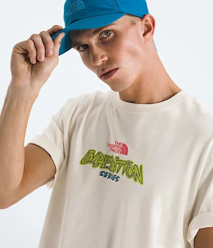 Herren-T-Shirt mit kurzen Ärmeln aus der TNF™ Essential Expedition-Serie – Grafik Herren-T-Shirt mit kurzen Ärmeln aus der TNF™ Essential Expedition-Serie – Grafik