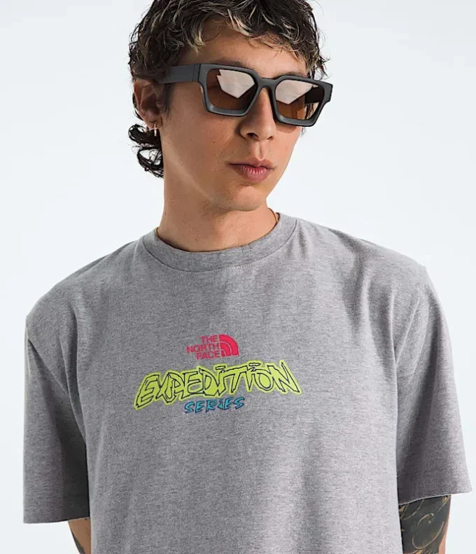 Herren-T-Shirt mit kurzen Ärmeln aus der TNF™ Essential Expedition-Serie – Grafik Herren-T-Shirt mit kurzen Ärmeln aus der TNF™ Essential Expedition-Serie – Grafik