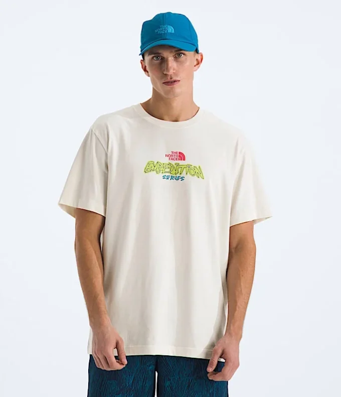 Herren-T-Shirt mit kurzen Ärmeln aus der TNF™ Essential Expedition-Serie – Grafik Herren-T-Shirt mit kurzen Ärmeln aus der TNF™ Essential Expedition-Serie – Grafik