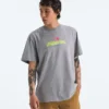 Herren-T-Shirt mit kurzen Ärmeln aus der TNF™ Essential Expedition-Serie – Grafik Herren-T-Shirt mit kurzen Ärmeln aus der TNF™ Essential Expedition-Serie – Grafik