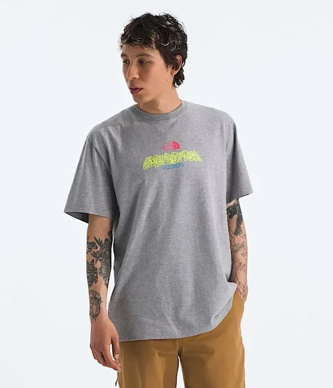 Herren-T-Shirt mit kurzen Ärmeln aus der TNF™ Essential Expedition-Serie – Grafik Herren-T-Shirt mit kurzen Ärmeln aus der TNF™ Essential Expedition-Serie – Grafik