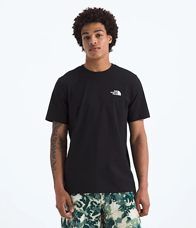 Herren-T-Shirt mit kurzen Ärmeln und einfachem Dome-Ausschnitt Herren-T-Shirt mit kurzen Ärmeln und einfachem Dome-Ausschnitt