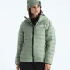 Klassische Daunenjacke mit Kapuze für Damen Klassische Daunenjacke mit Kapuze für Damen