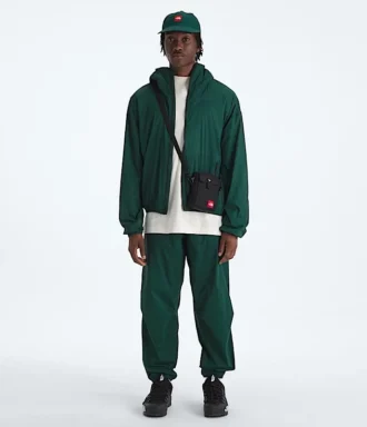 tnf red box packable hooded wind jacket fr herren 2 1 330x384 - TNF&trade; Red Box Packable Hooded Wind Jacket f&uuml;r Herren